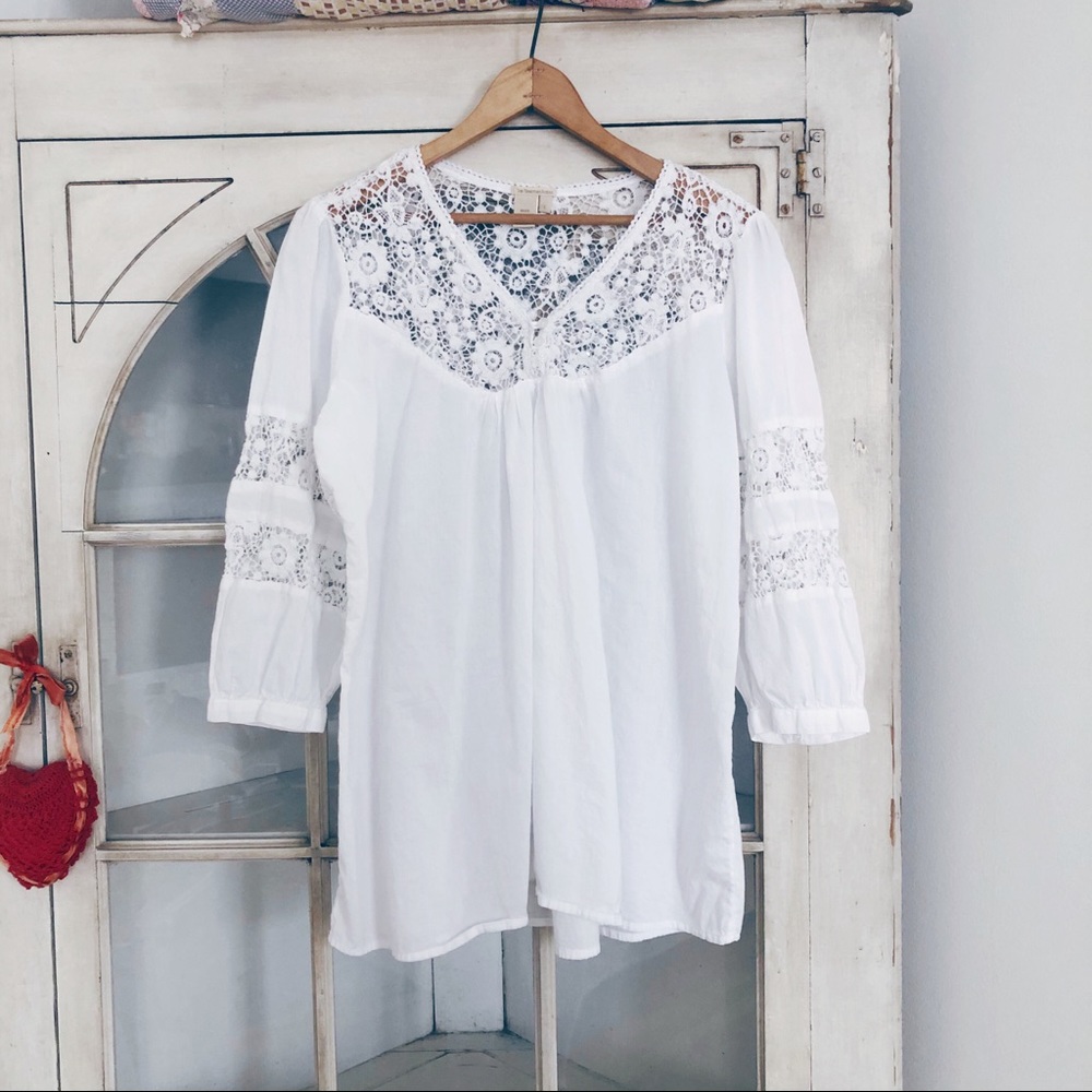 TERRITORY AHEAD lovely lace accent white top